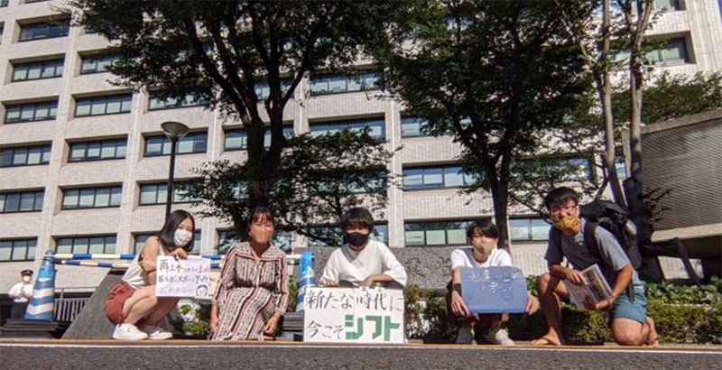 7月21日午後に経済産業省前に集まったFFFJapan のオーガナイザー